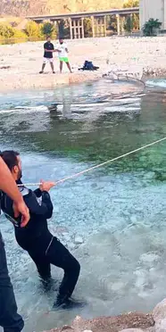 Fırat Nehri'nde su yükselmesiyle mahsur kalan 6 kişi kurtarıldı