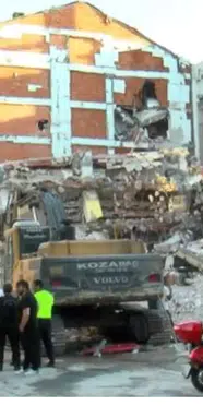 İstanbul’da yürekleri ağza getiren olay! 6 katlı bina yıkım sırasında çöktü