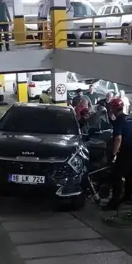 Balıkesir'de otopark çıkışında korkutan kaza: Kadın aracın altında kaldı
