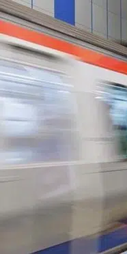Almanya'da sürücü otomobiliyle metro tüneline girdi