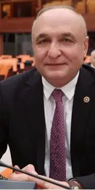 Yeni Parti Gaziantep Milletvekili Meriç’e bıçaklı saldırı   Son dakika… Son dakika…. YENİ Parti Gaziantep Milletvekili Melih Meriç, eski CHP Oğuzeli İlçe Başkanı Seydi Ahmet Keleş tarafından bıçaklandı. Olaya ilişkin soruşturma başlatıldı.  Ayrıntılar geliyor…