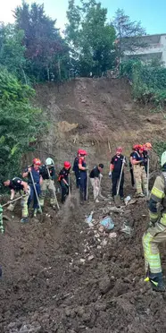 Büyükçekmece'de toprak kayması: Sahil yolunun bir bölümü kapatıldı