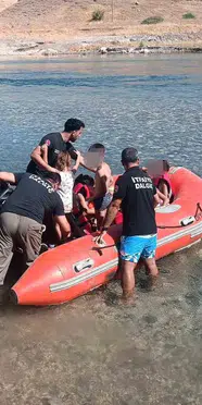 Eğil'de mahsur kalan 8’i çocuk 10 kişi botla kurtarıldı