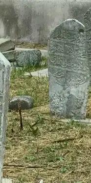 Tarihi Haydarhane Camii haziresindeki mezar taşlarına zarar verildi