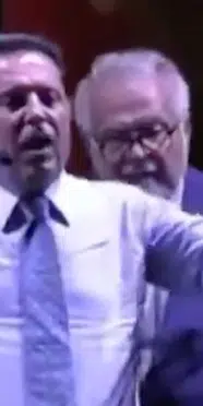 Celal Şengör’den Ahmet Özer’e sahnede süre uyarısı: Kolundaki saati gösterdi