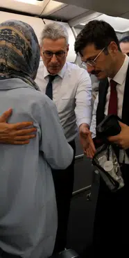 Bakan Memişoğlu uçakta rahatsızlanan yolcuya müdahale etti