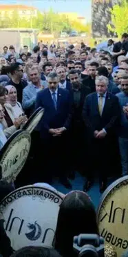 Diyarbakır'da maç öncesi dikkat çeken görüntü: Bakanlara Kürtçe şarkılarla coşkulu karşılama