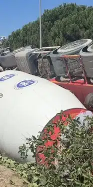 Çekmeköy’de beton mikseri virajda devrildi:  1 kişi yaralı