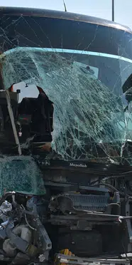 Afyonkarahisar’da Yolcu Otobüsü Kamyonete Çarptı: 1 Ölü, 15 Yaralı