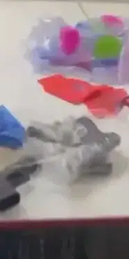 Zeytinburnu'nda iş yerine operasyon: 100 ruhsatsız tabanca ve uyuşturucu ele geçirildi
