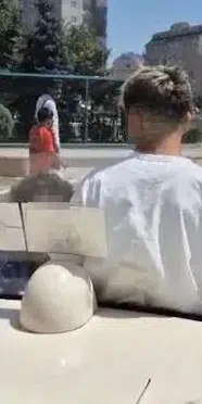 Canlarını hiçe saydılar! Tramvayın arkasına asıldılar