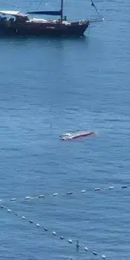 Bodrum'da demirli bulunan yelkenli tekne su alarak battı