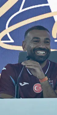 Trabzon'da tarihi akşam! Salah binlerce kişinin önünde imza attı