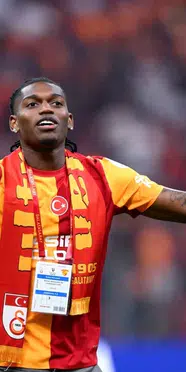 Rafael Leao’dan Galatasaray taraftarına ilk selam: Sahaya inip üçlü çektirdi