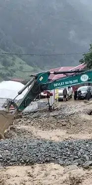 Uzungöl'de ortalık karıştı! Dere taştı, heyelan yolu kapattı