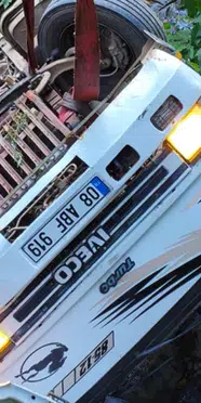 Yamaçtan yuvarlanan kamyonun sürücüsü öldü