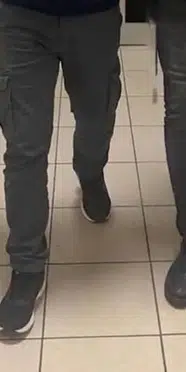 Kendisini polis olarak tanıtan dolandırıcı kuyumcuda altın alırken yakalandı