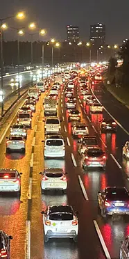 İstanbul’da trafik yoğunluğu yüzde 76’ya ulaştı: Araçlar yavaş ilerledi