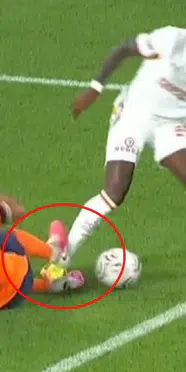 Umut Bozok’un Rafael Leao’ya müdahalesi maça damga vurdu
