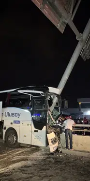 Adana'da yolcu otobüsü tabela direğine çarptı: 11 kişi yaralandı