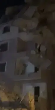 Küçükçekmece’de yıkımı süren bina çöktü: 2 kişi yaralandı