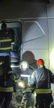 Gebze’de yoldan çıkan tır bariyerleri aştı, şoför bulunamadı