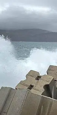 Amasra’da kuvvetli rüzgar etkili oldu: Denizin rengi değişti
