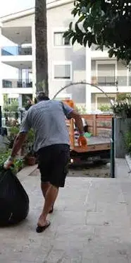 Marmaris’te bir evden bir kamyon çöp çıkarıldı