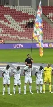 İrlandalı futbolculardan İsrail maçında protesto: Milli marş sırasında yere baktılar