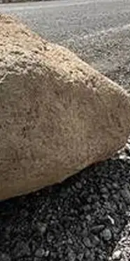 Tunceli'de seyir halindeki minibüsün üzerine kaya düştü: Sürücü yaralandı