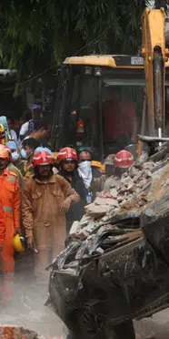 Hindistan’da 5 katlı bina çöktü: Enkaz altında 30 kişi var