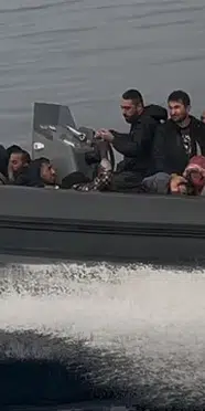 Urla açıklarında lastik bottaki 46 düzensiz göçmen yakalandı