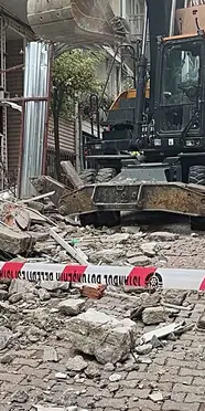 Beşiktaş'ta yıkımdan kopan parçalar apartmana zarar verdi