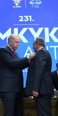 4 Belediye Başkanı AK Parti’ye katıldı: Rozetlerini Cumhurbaşkanı Erdoğan taktı