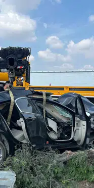 Tarsus'ta otomobil orta refüje çarptı: Sürücü hayatını kaybetti