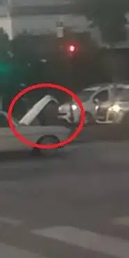 Seyir halindeki otomobilin kaputunu açarak tamir etti
