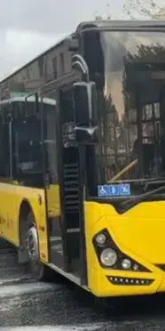 Şişhane’de iki İETT otobüsü çarpıştı: Yola yağ döküldü