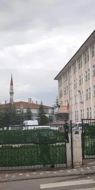 Boşanma aşamasındaki eşini okul bahçesinde bıçakladı