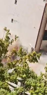 Elazığ’da iki bina tek dokunuşuyla yerle bir oldu
