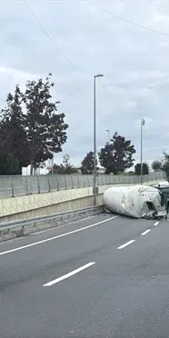 İstanbul Bakırköy'de LNG yüklü tanker devrildi! Yol trafiğe kapatıldı, sürücü yaralandı