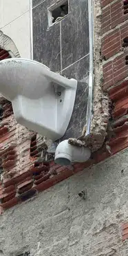 Bayrampaşa'da yıkılan binadan geriye duvarda asılı kalan klozet kaldı