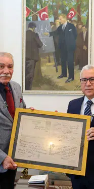 Sibirya'da esir düşen yüzbaşının belgeleri 110 yıl sonra torununa teslim edildi