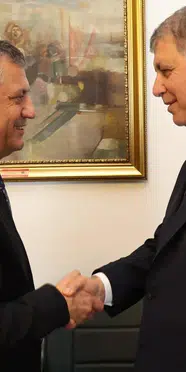 Özgür Özel'den Cemil Tugay'a sert tepki! Belediye Meclisi'ndeki 93 üyeyi hatırlattı