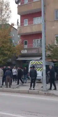 Sürücüsü kalp krizi geçiren öğrenci servisi markete çarptı