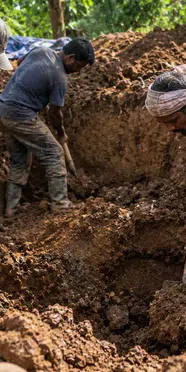 Bahçede kuyu kazarken servet buldular! Tam 510 kilo
