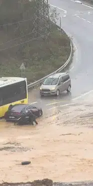 Başakşehir'de dere taştı, trafik durdu
