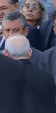 Özgür Özel ve Kemal Kılıçdaroğlu Cenazede Karşılaştı! TBMM'deki Tokalaşma Dikkat Çekti