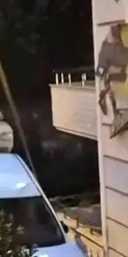 Sakarya'da otomobil apartmanın ikinci katına çarptı: Otomobil vinçle kaldırıldı
