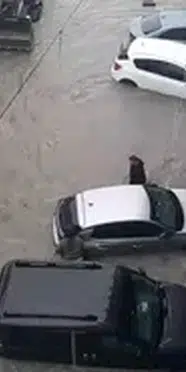 Gaziosmanpaşa'da yol çöktü, öğrenciler okulda mahsur kaldı