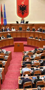 Arnavutluk meclisinde gergin dakikalar: Sis bombası atıldı, meşale yakıldı
